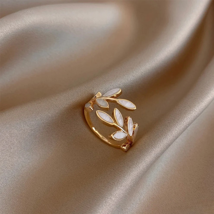 Adjustable ring with white opal plate in gold