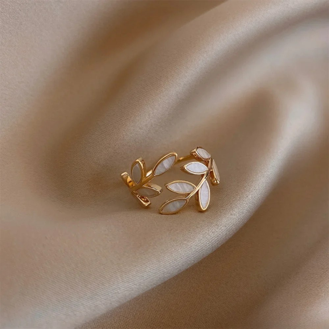 Adjustable ring with white opal plate in gold