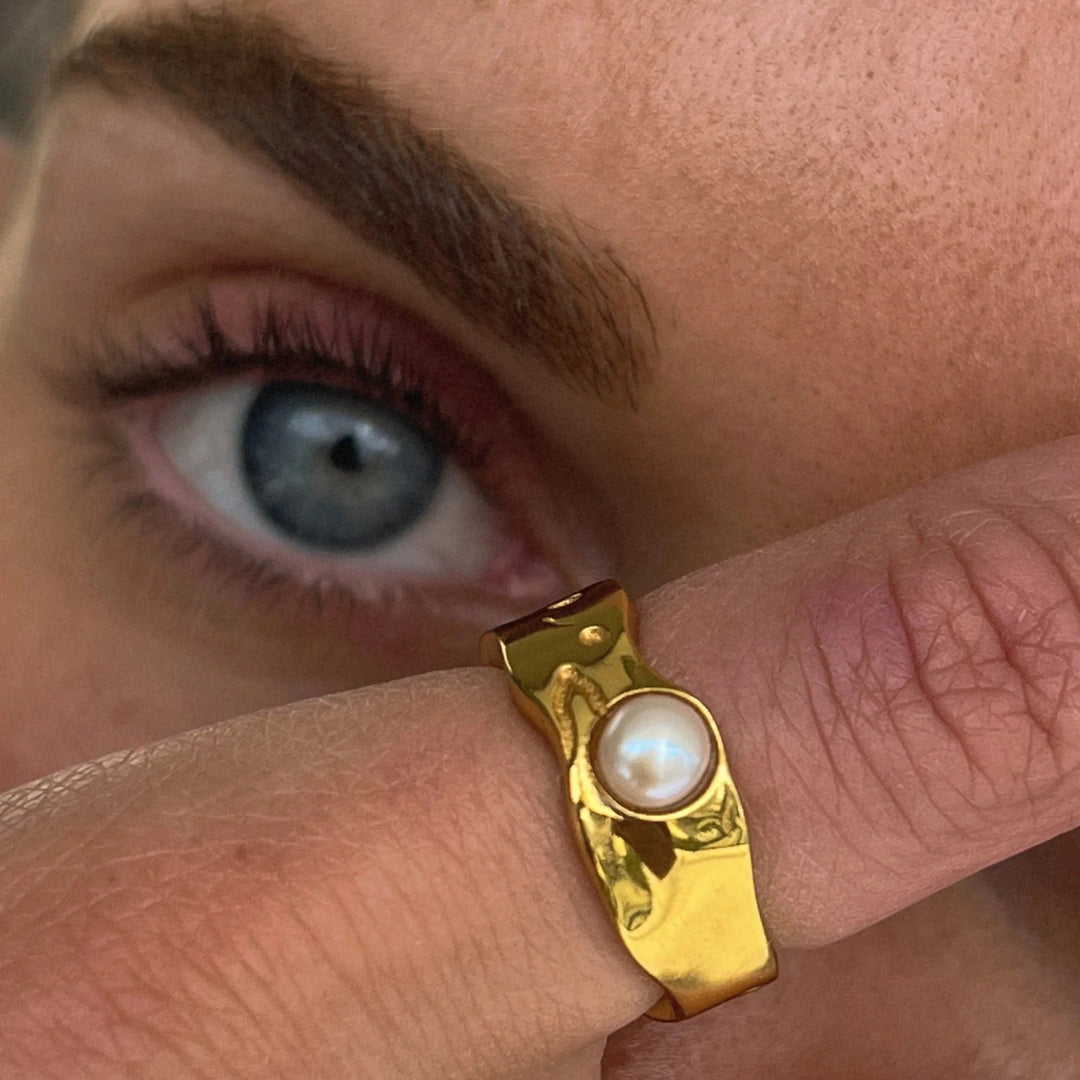 Vintage Ring in Natural Gold Pearl