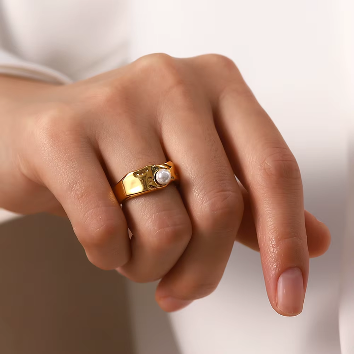 Vintage Ring in Natural Gold Pearl